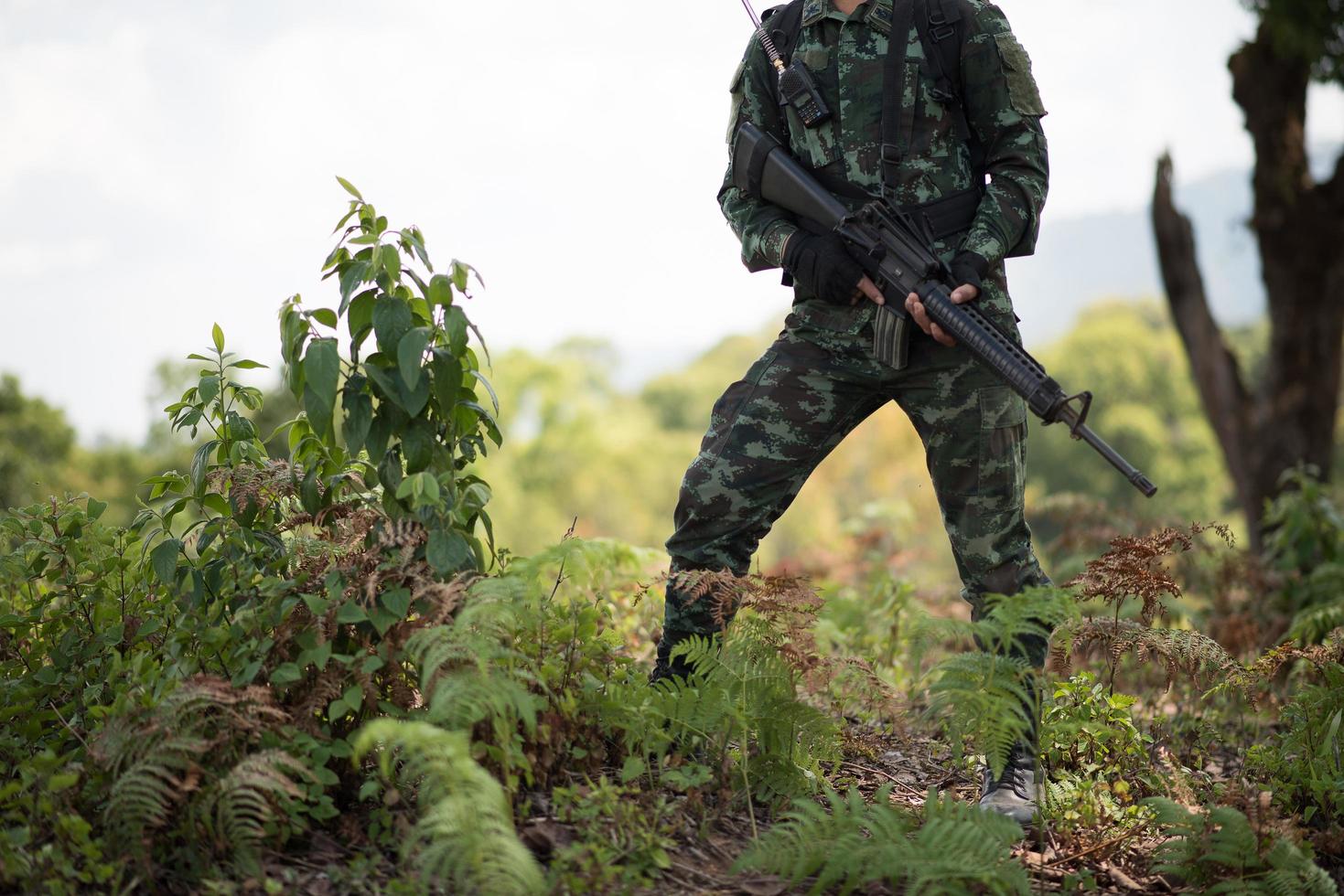 Soldat bereit mit Waffe foto