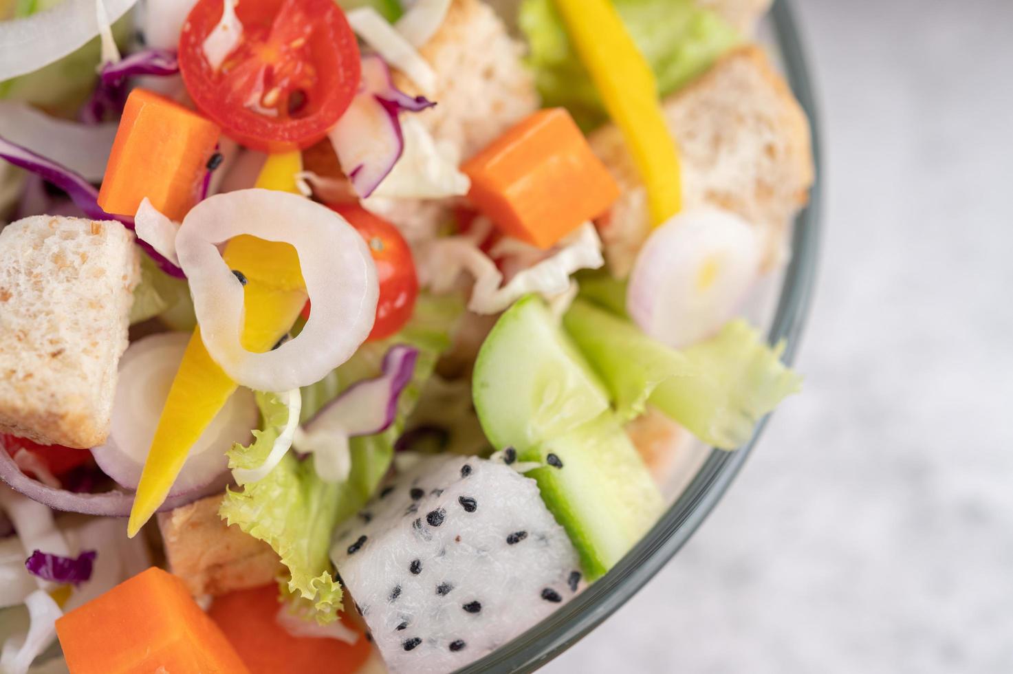 ein überzogener Salat mit Gemüse foto