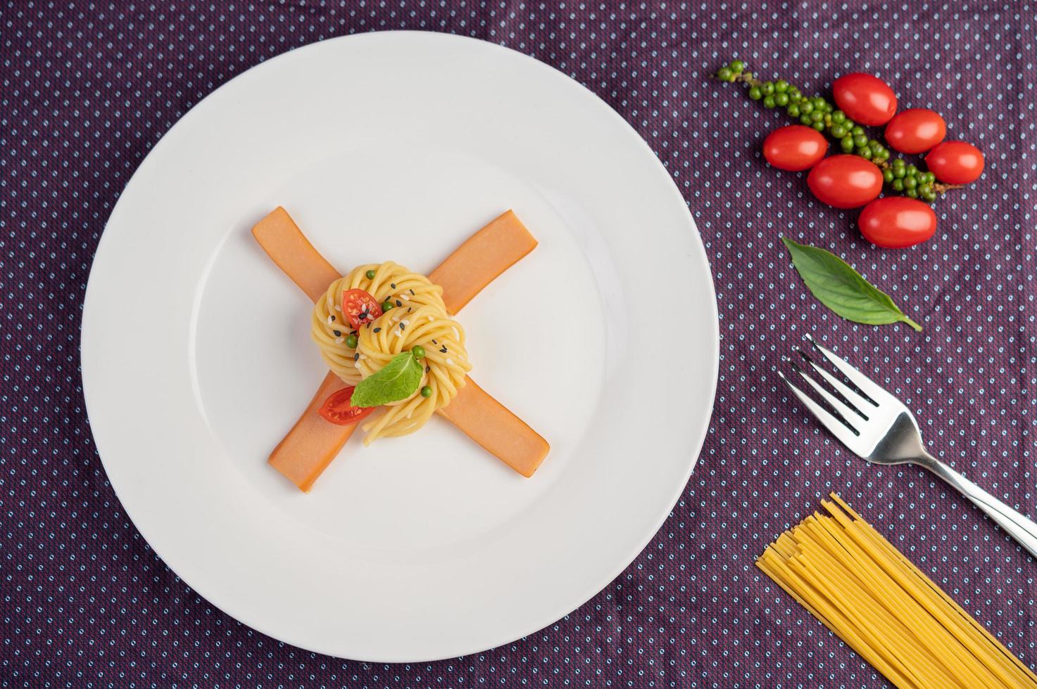 Gourmet-Spaghetti wunderschön auf einem weißen Teller angeordnet foto