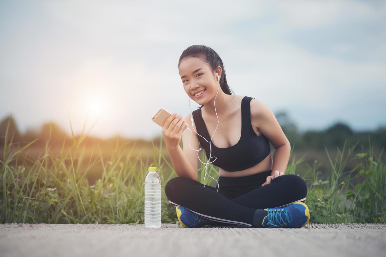 Fitness Teen mit Kopfhörern Musik während ihres Trainings hören foto