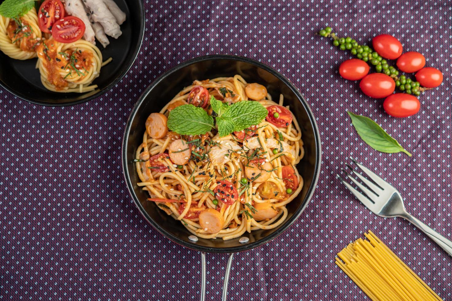 gewürzte Spaghetti in einer Pfanne foto