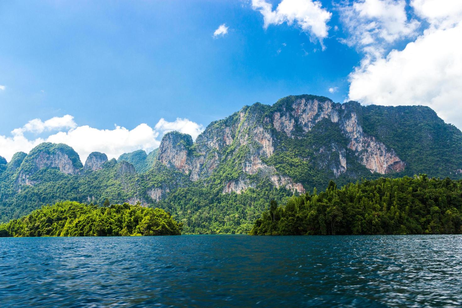 Berge und Wasser mit bewölktem blauem Himmel foto