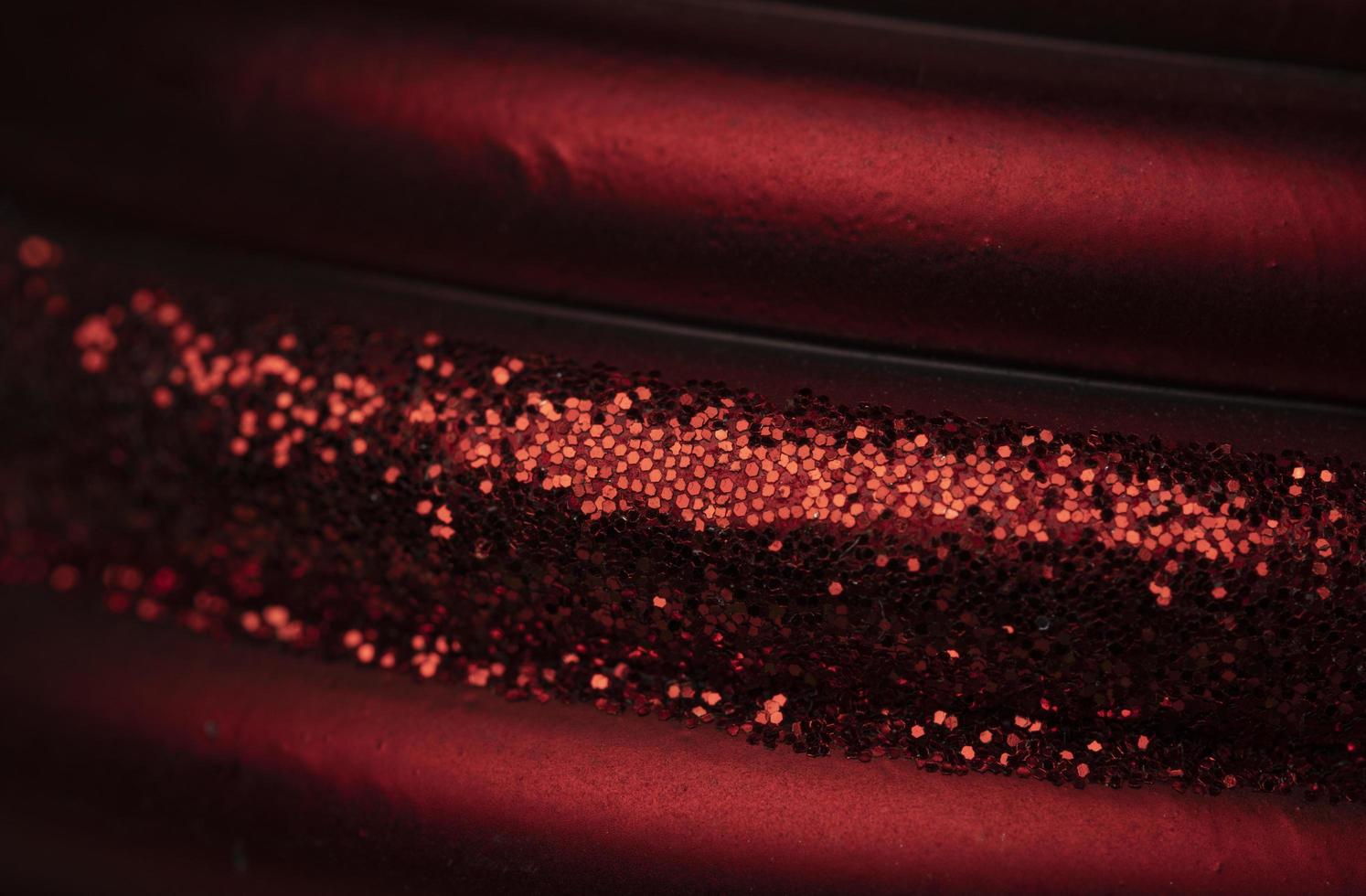 Weihnachtskugelkantenbeschaffenheit mit rotem glänzendem Band foto