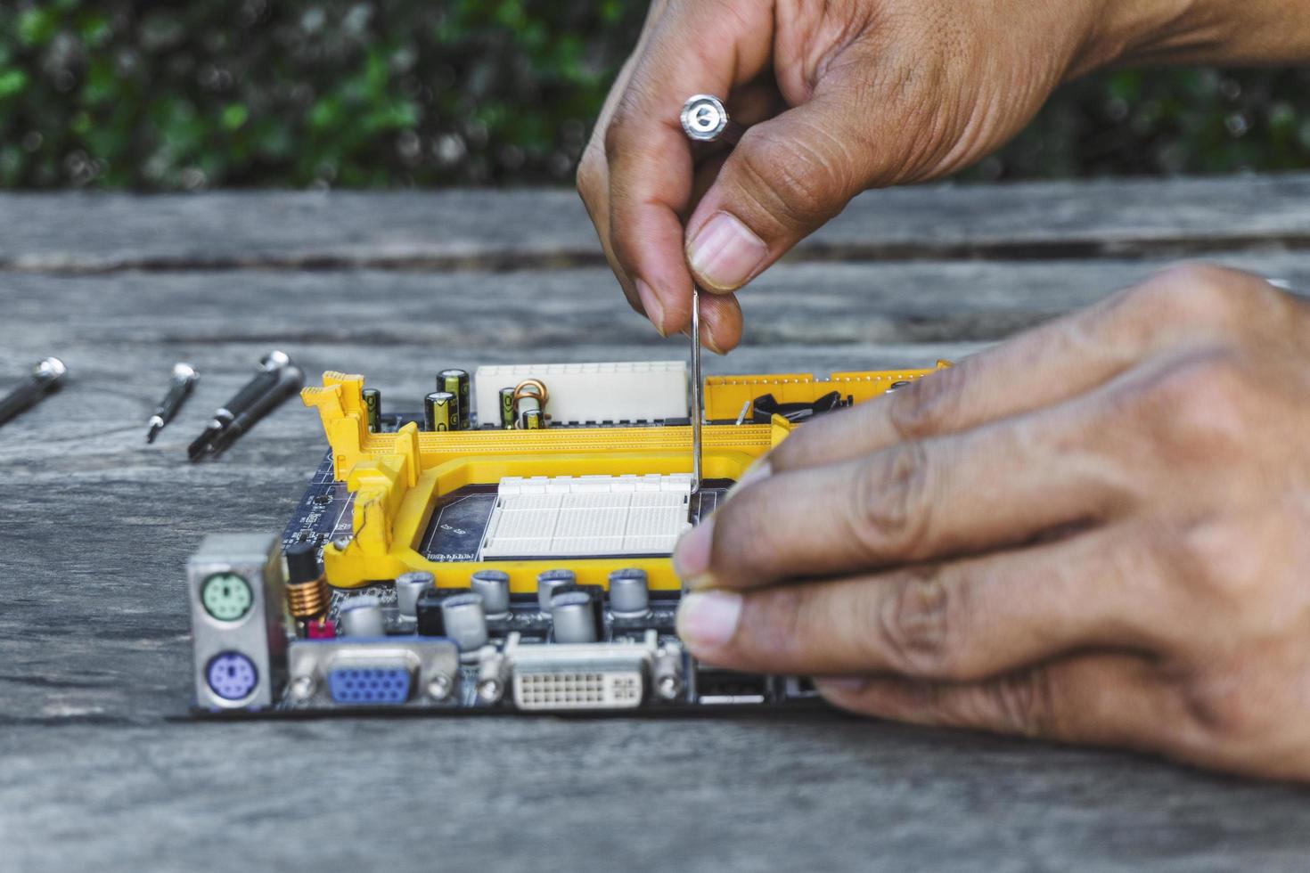 Nahaufnahme Hand des Technikers, der Brettcomputer repariert foto