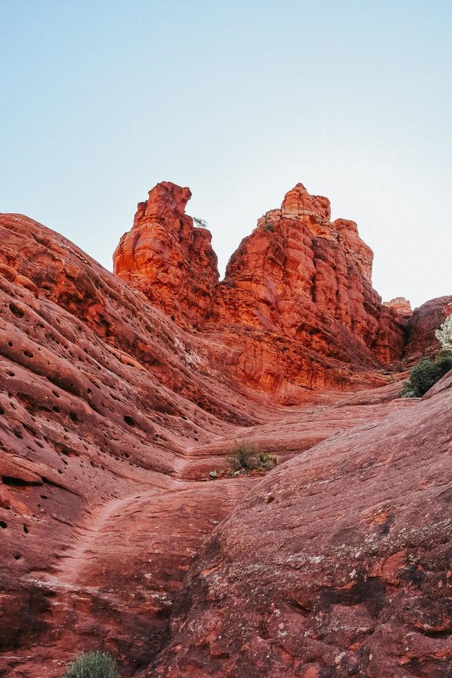 brauner felsiger Berg unter blauem Himmel während des Tages foto