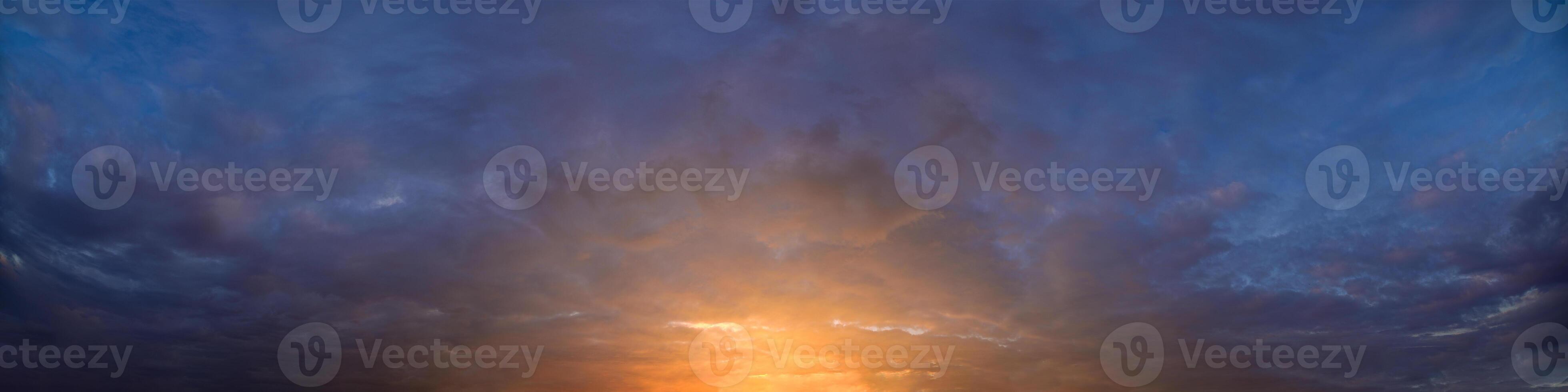 Wolken am Himmel bei Sonnenuntergang foto