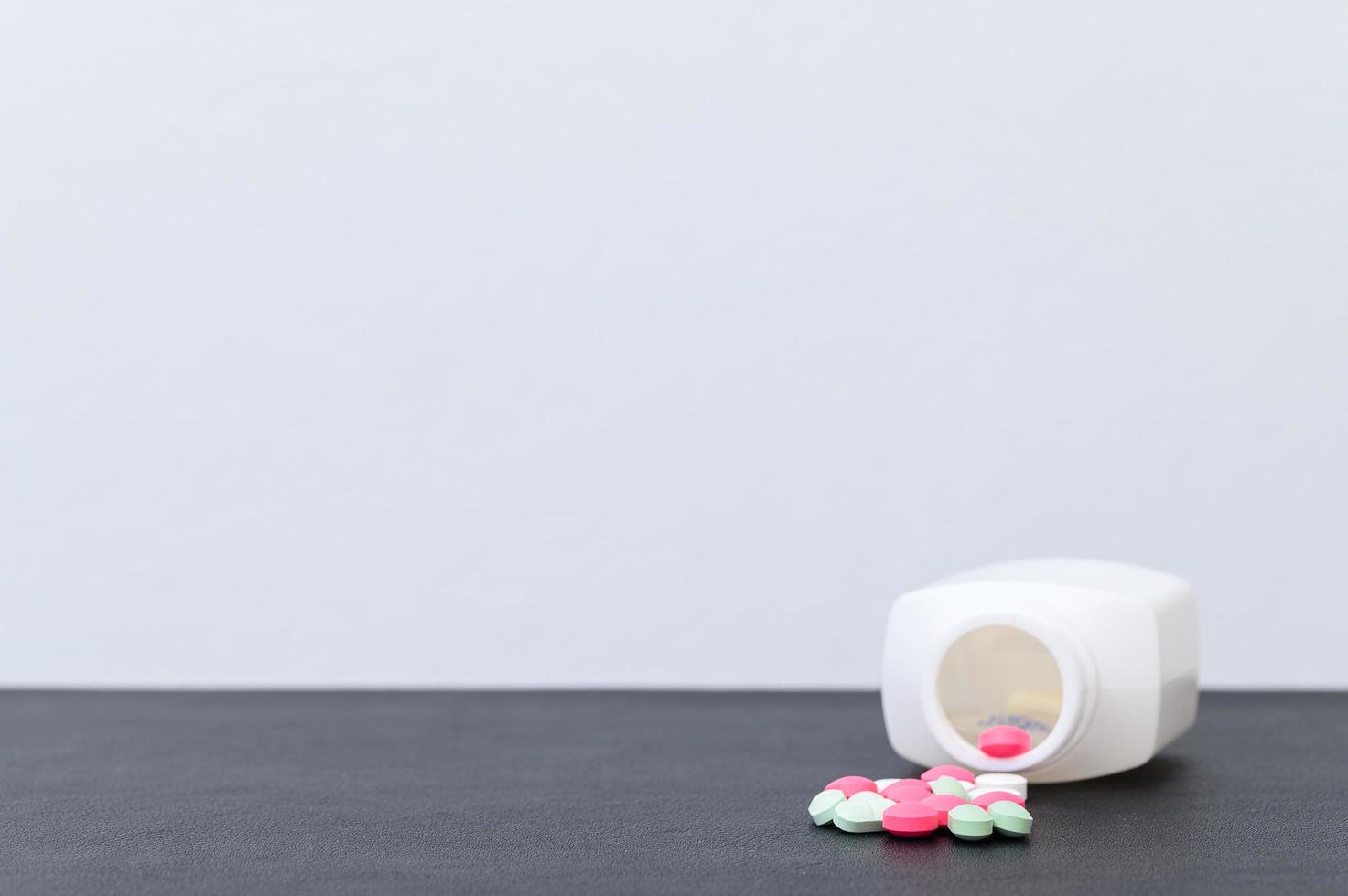 Medikamentenbehälter und Pillen auf dem Schreibtisch foto
