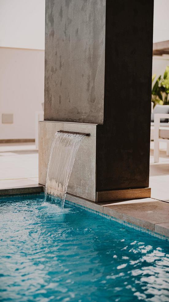 Wasserbrunnen in der Mitte des Pools foto