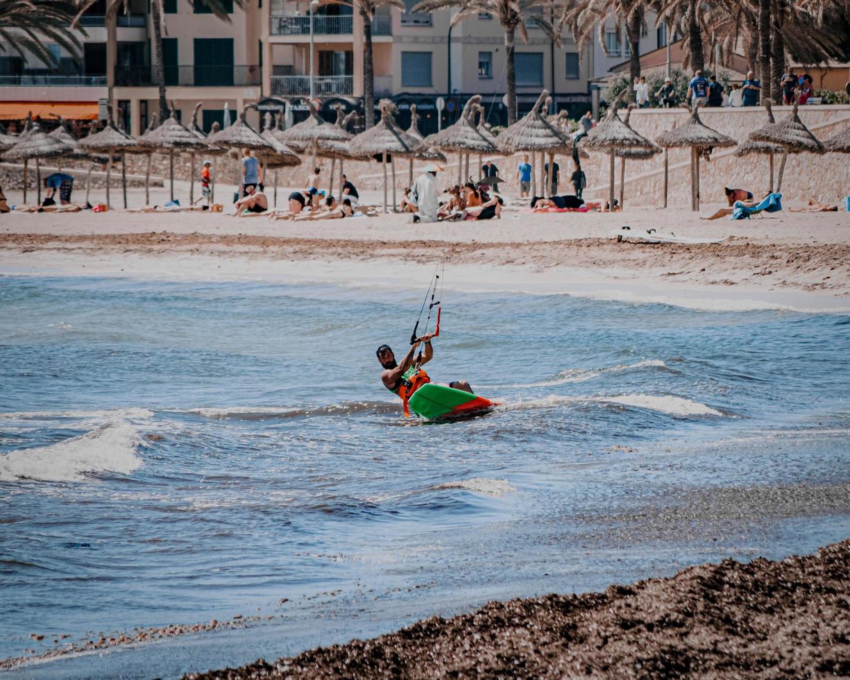 Spanien, 2020 - Mann im roten Hemd, der tagsüber rotes Kajak auf See reitet foto