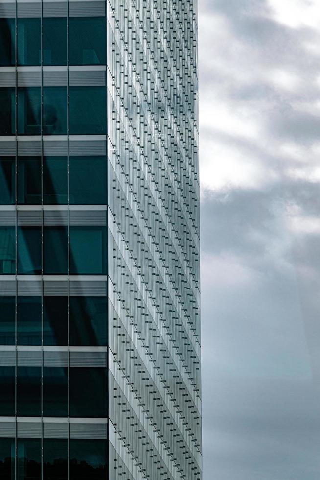 graues und weißes Betongebäude unter grauen Wolken foto