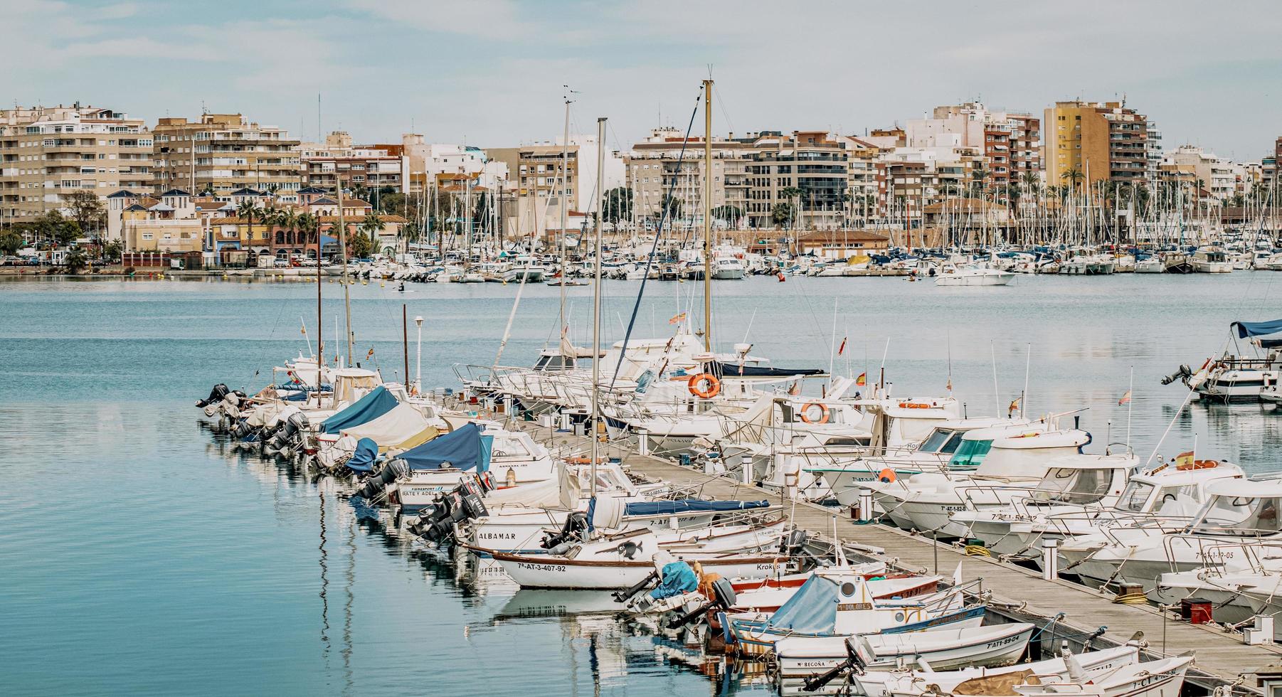 torrevieja, spanien, 2020 - tagsüber weiße und blaue Boote am Dock foto