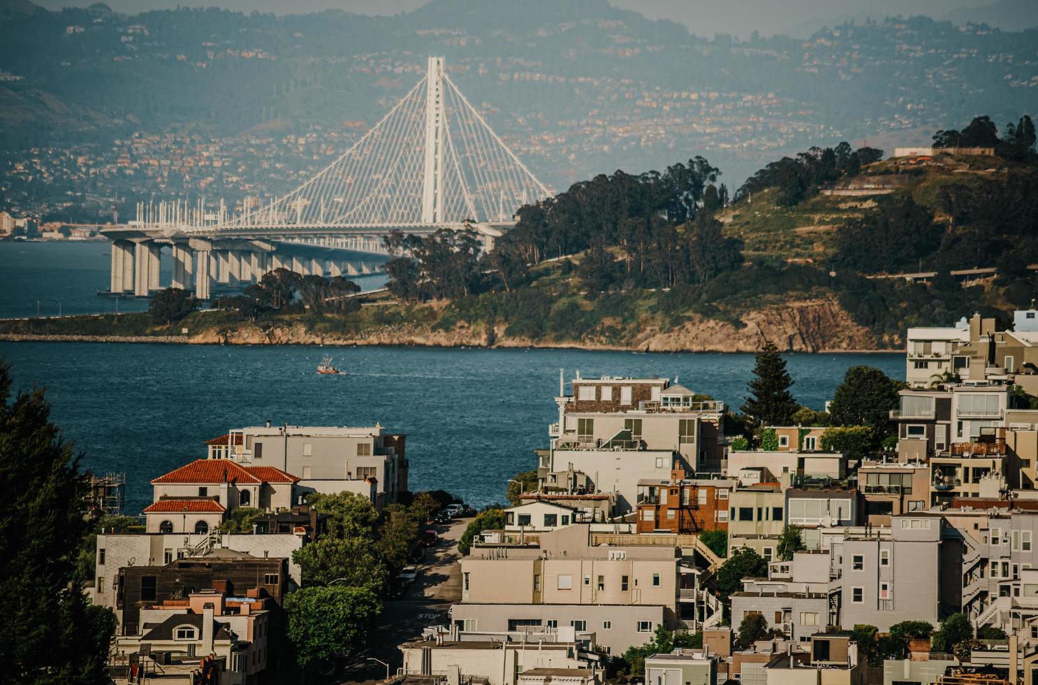 San Francisco, ca. 2020 - weiße und braune Betongebäude in der Nähe von Gewässern während des Tages foto