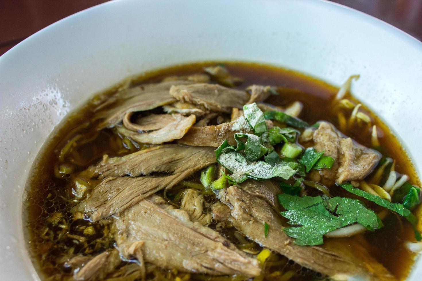 Entennudelsuppe in weißer Schüssel foto