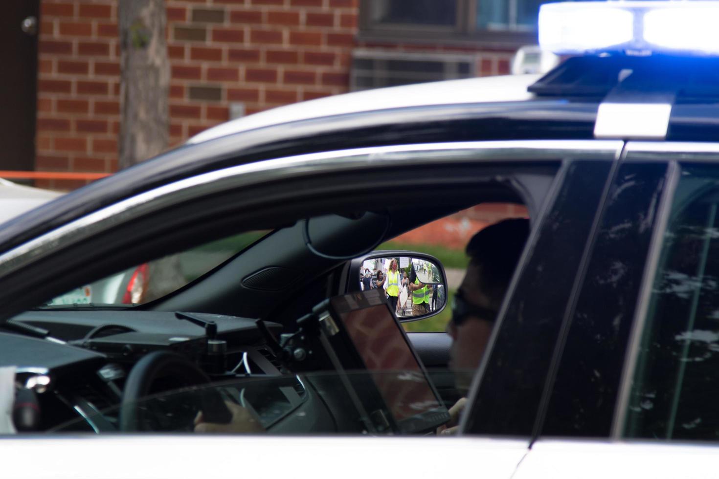 Vereinigte Staaten, 2020 - Polizist im Auto foto