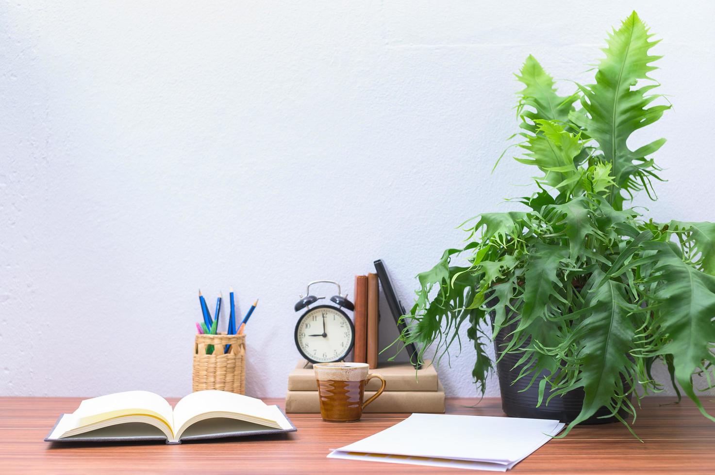 Bücher auf dem Schreibtisch im Büro foto