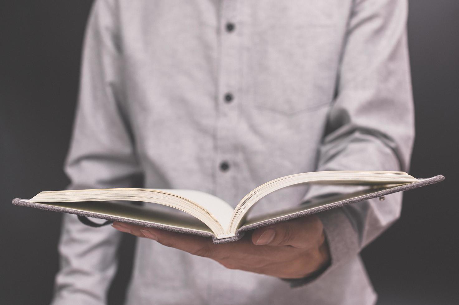 Hand hält ein Buch foto