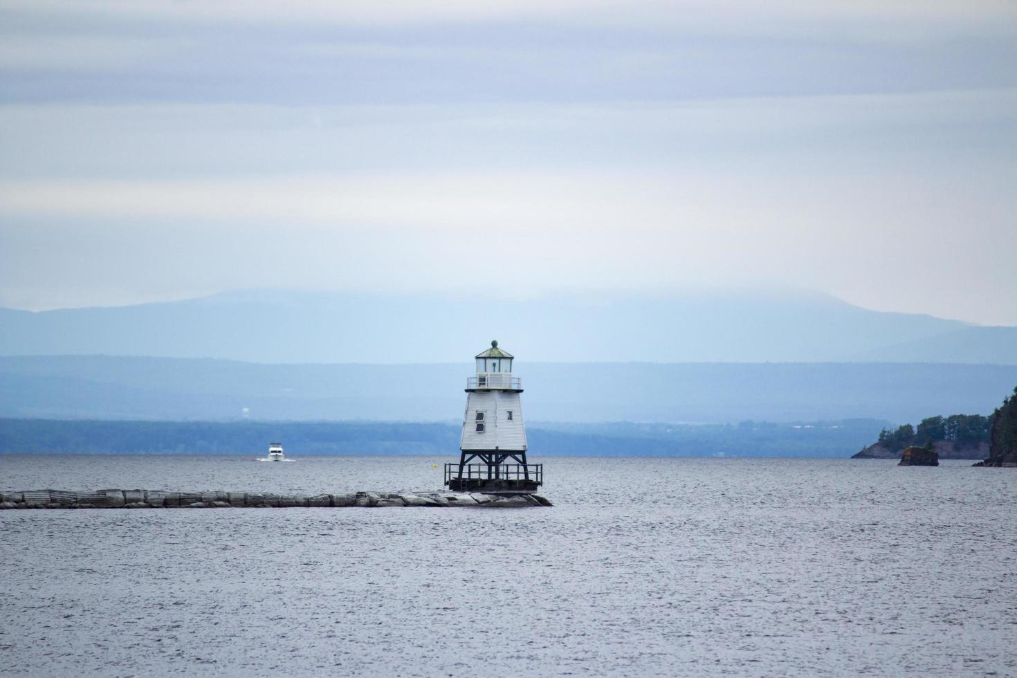 weißer Leuchtturm auf See foto