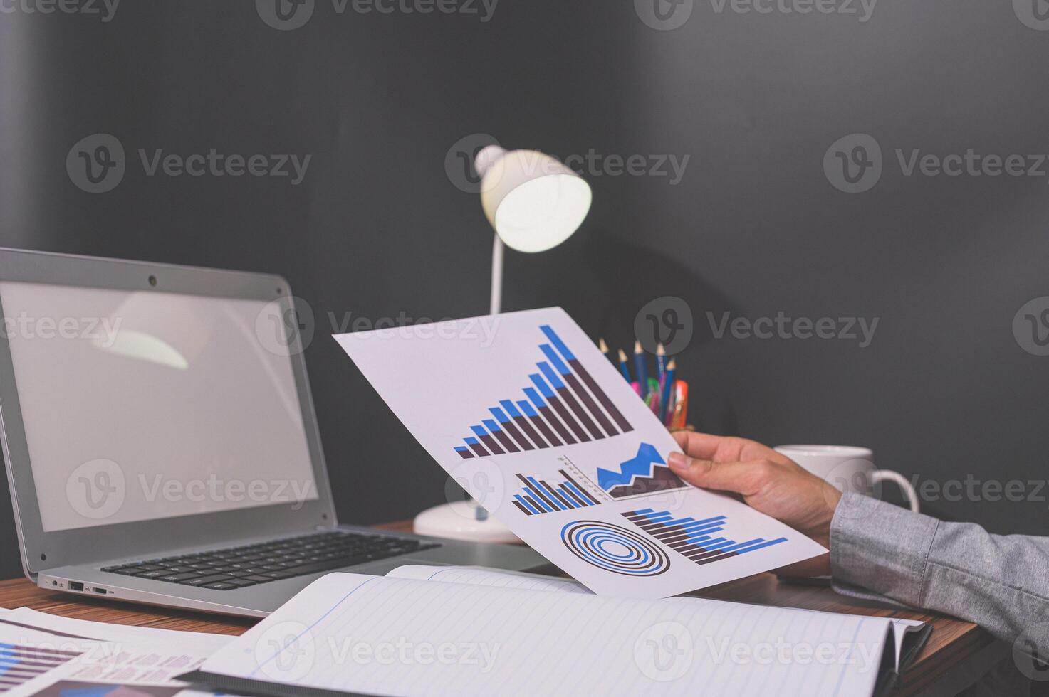 Geschäftsleute sitzen bei der Arbeit und überprüfen Dokumente am Schreibtisch im Zimmer foto