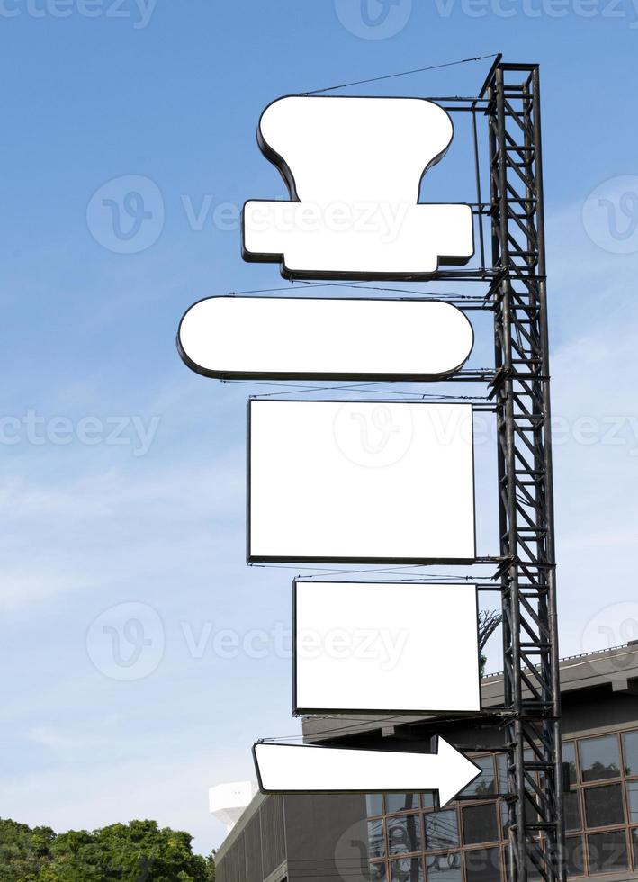 Outdoor Pole Light Box Billboard mit Mock-up-weißem Bildschirm mit blauem Himmelshintergrund. Beschneidungspfad für Modell foto