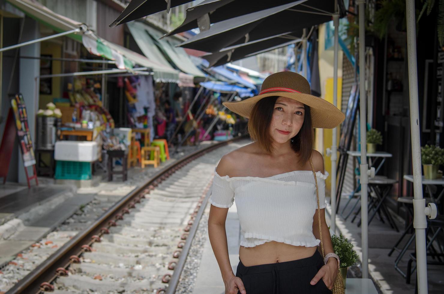 hübsche asiatische Frau, die auf den Zug wartet foto