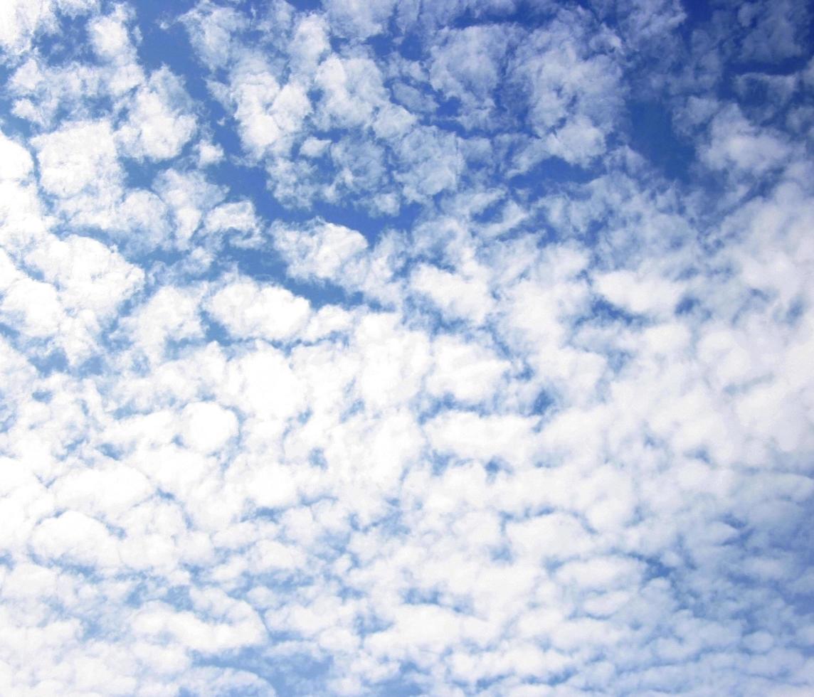 blauer Himmel und Wolkenhintergrund foto