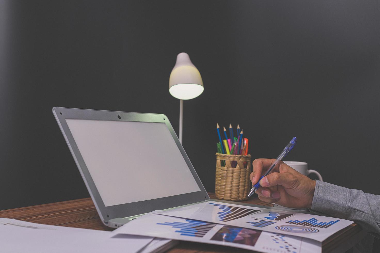 Geschäftsleute sitzen bei der Arbeit und überprüfen Dokumente am Schreibtisch im Zimmer foto