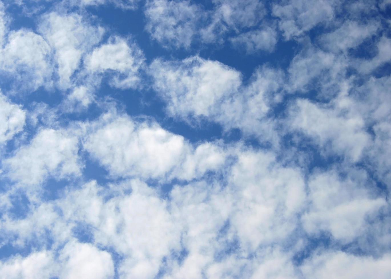 blauer Himmel und Wolken tagsüber foto