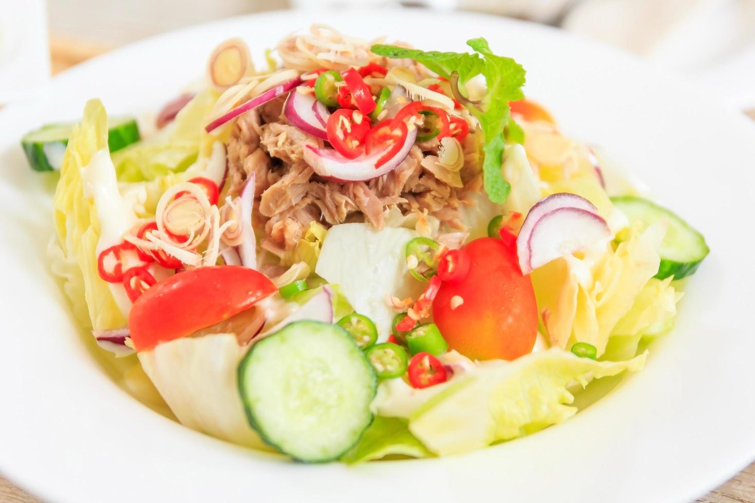 Salat mit frischem Gemüse und Thunfisch geschlossen, Draufsicht mit freiem Platz für Ihren Text. foto