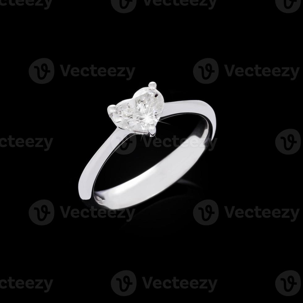 Diamant-Verlobungsring mit Herz auf schwarzem Hintergrund foto