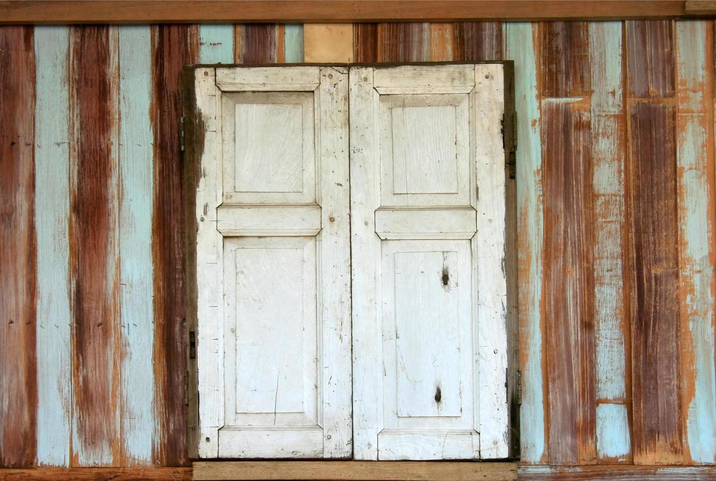 abgenutztes Holzfenster foto