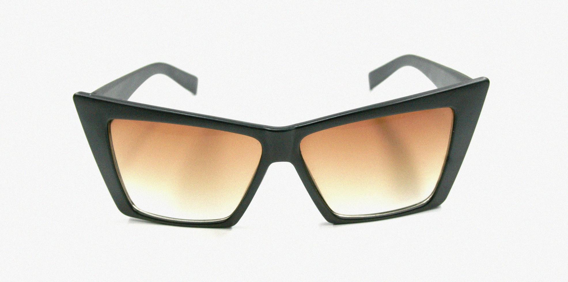 Sonnenbrille vor einem weißen Hintergrund isoliert foto