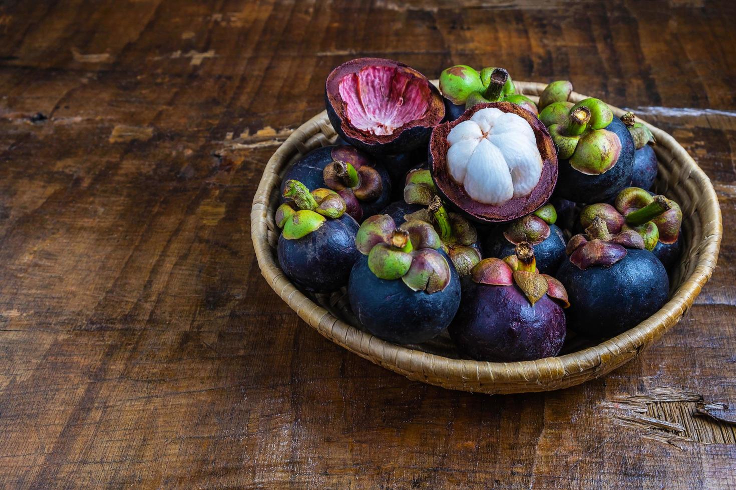 Mangostan in einem Korb foto