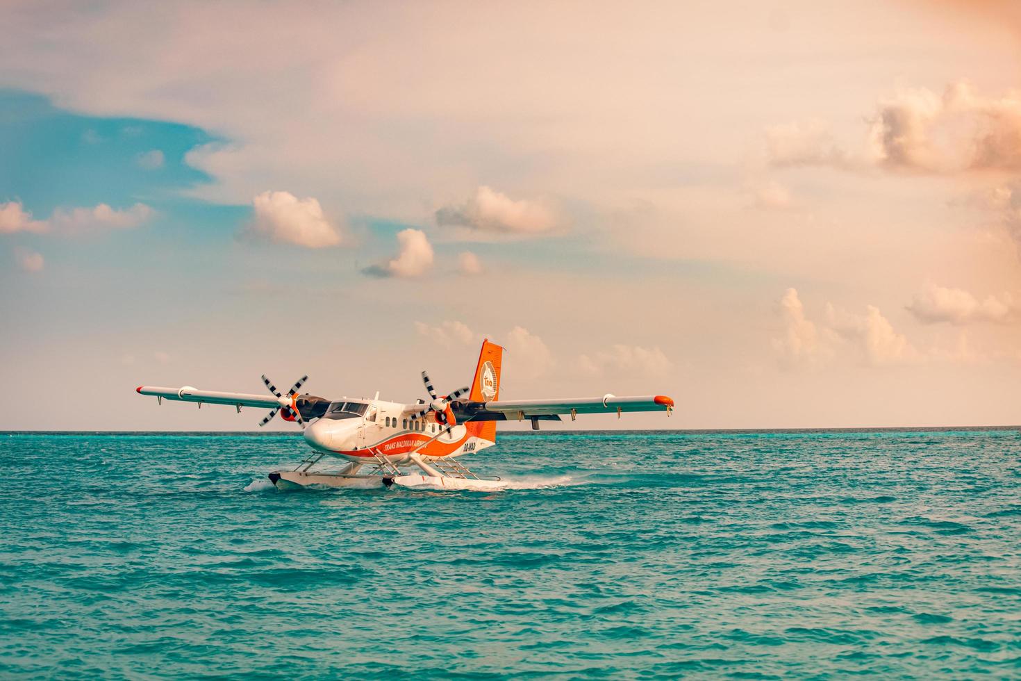 08.09.2019 - ari atoll, malediven exotische szene mit wasserflugzeug auf malediven seelandung. Wasserflugzeugtaxi auf dem Meer bei Sonnenuntergang vor dem Start. urlaub oder urlaub auf den malediven konzepthintergrund. Lufttransport foto