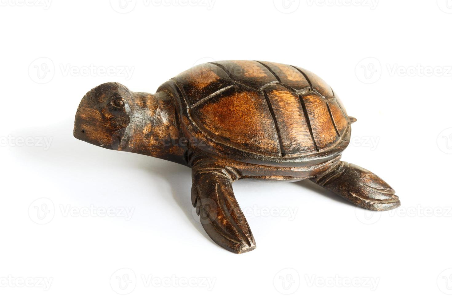 Holzfigur einer Meeresschildkröte auf weißem Hintergrund. foto