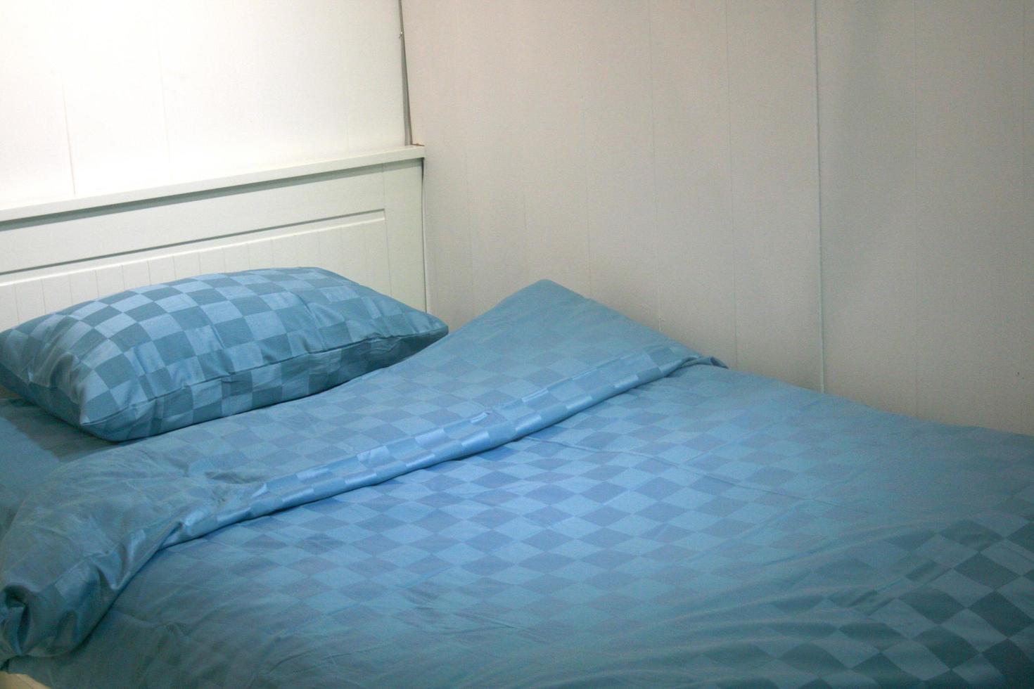 blaues Bett und Kissen foto