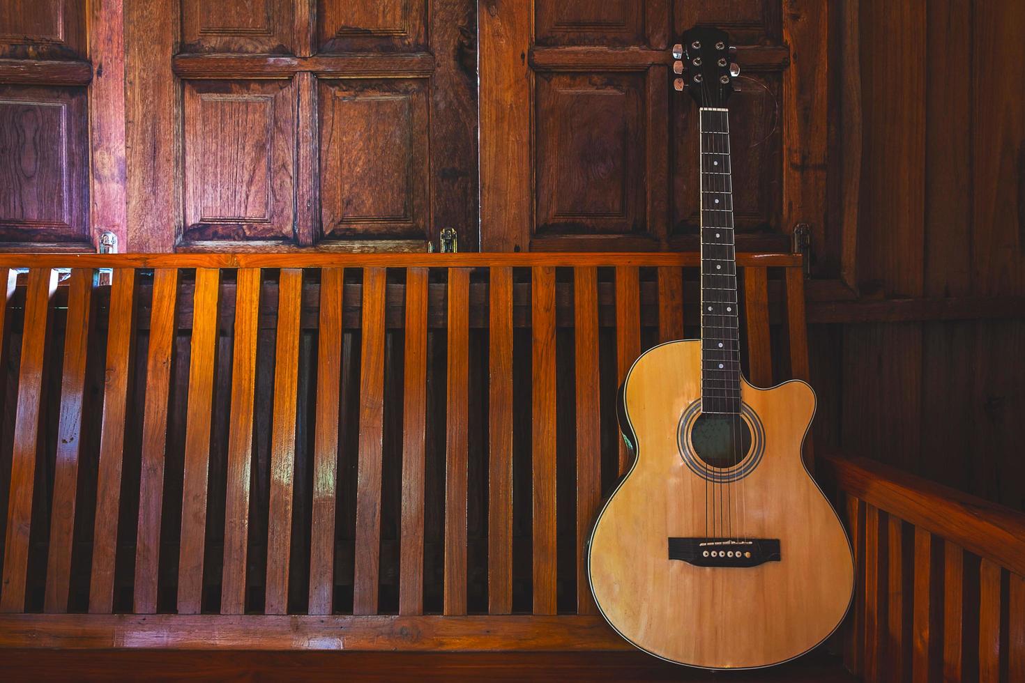 Akustikgitarre auf Holzböden platziert foto