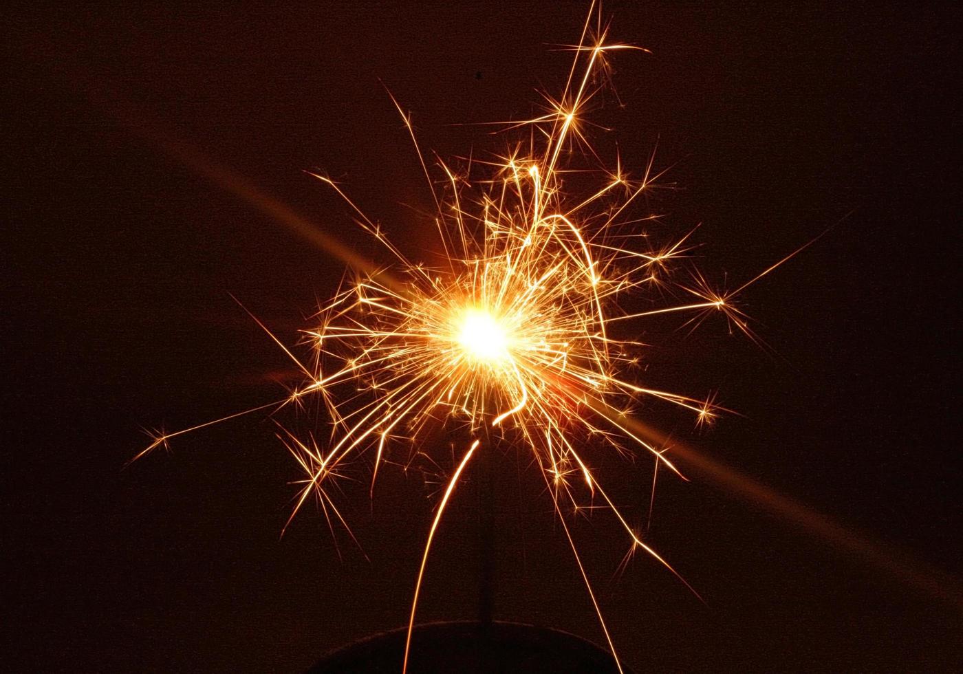 Wunderkerze in der Nacht foto