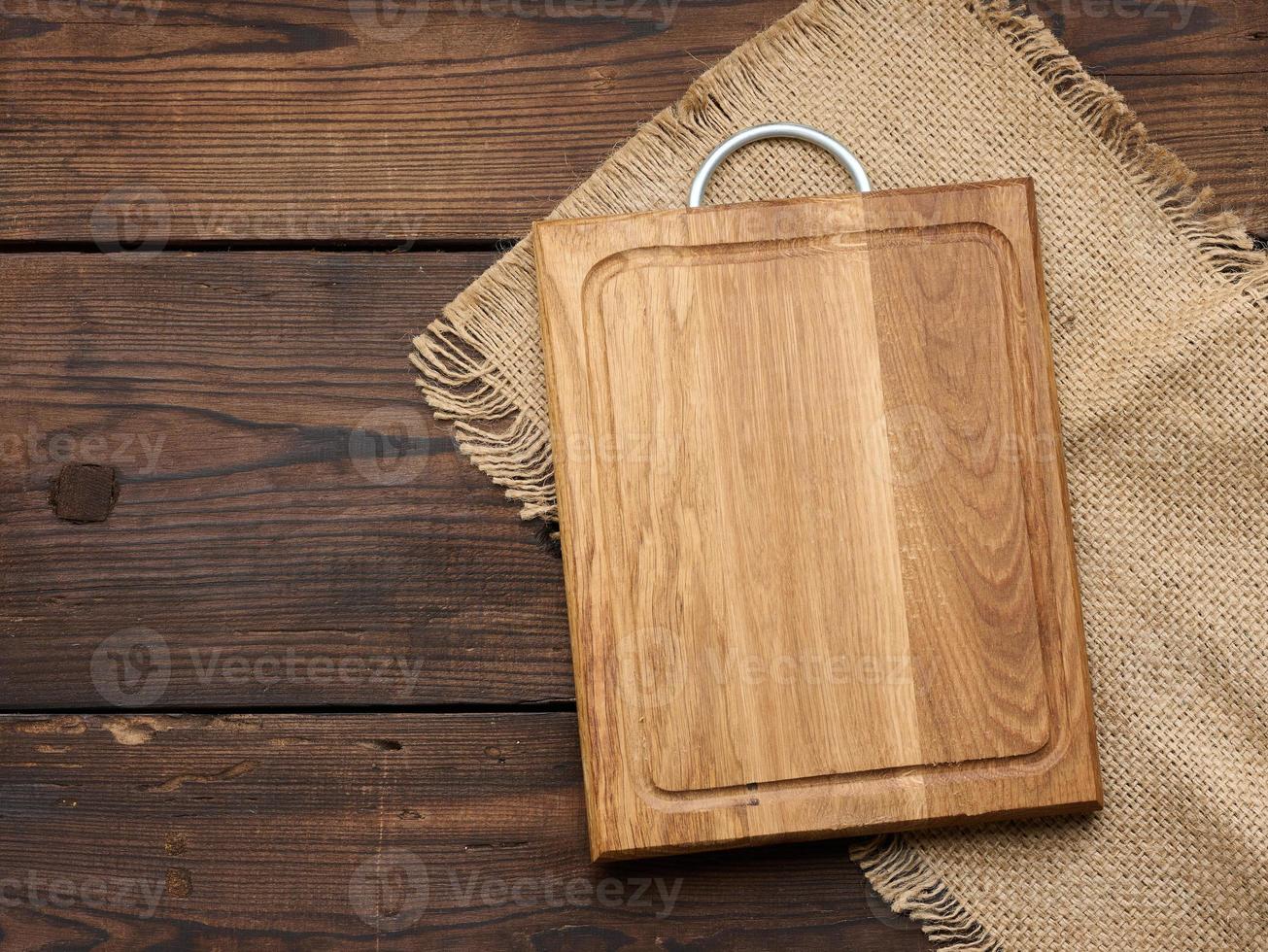 leeres rechteckiges Küchenbrett aus Holz auf dem Tisch, Ansicht von oben foto