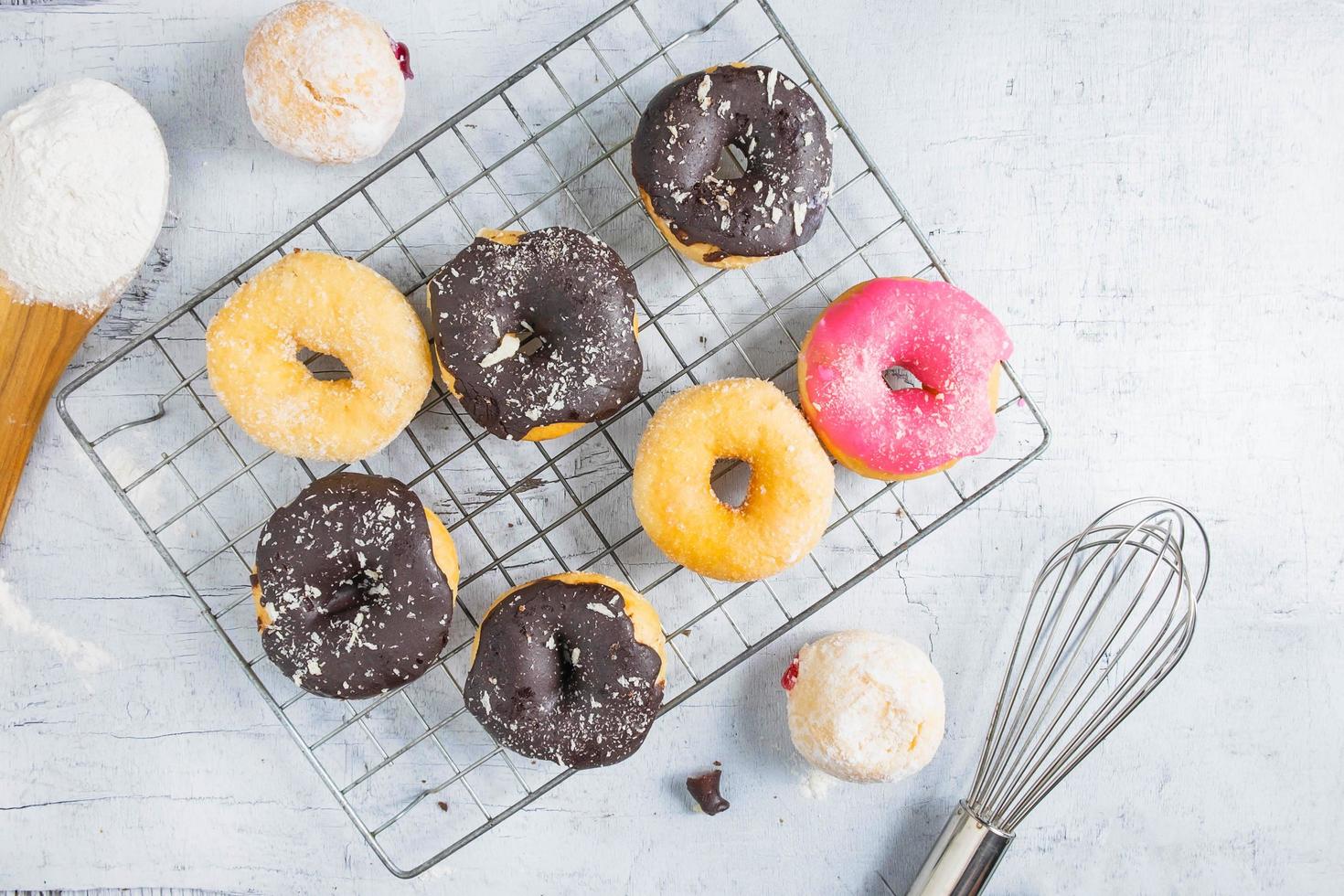 Draufsicht auf Donuts auf Kühlregal foto