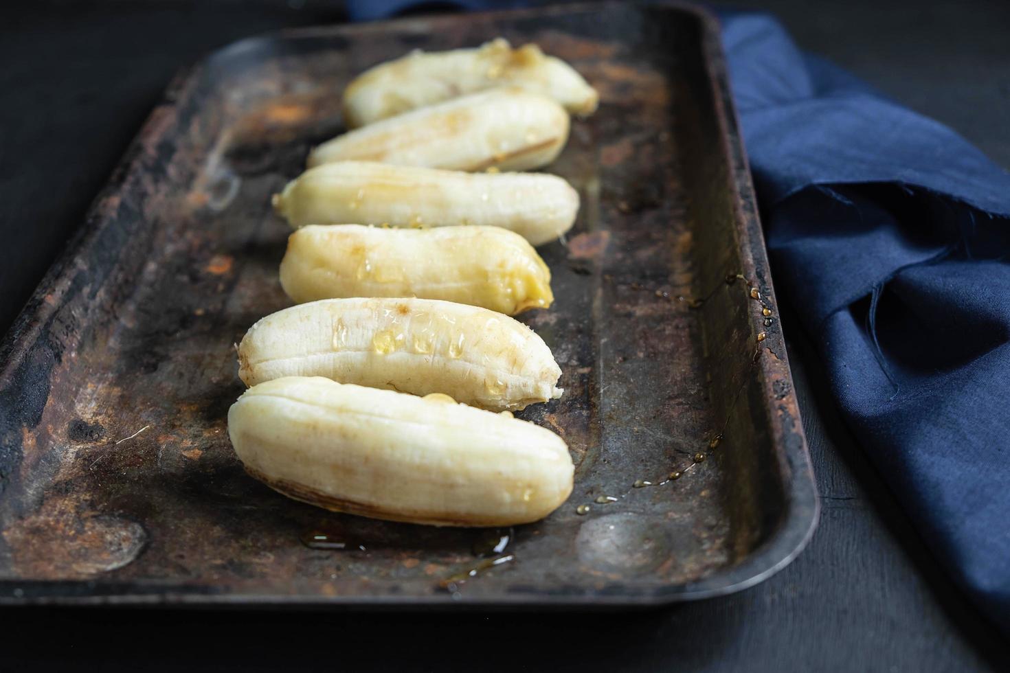 Bananen auf einem dunklen Hintergrund foto