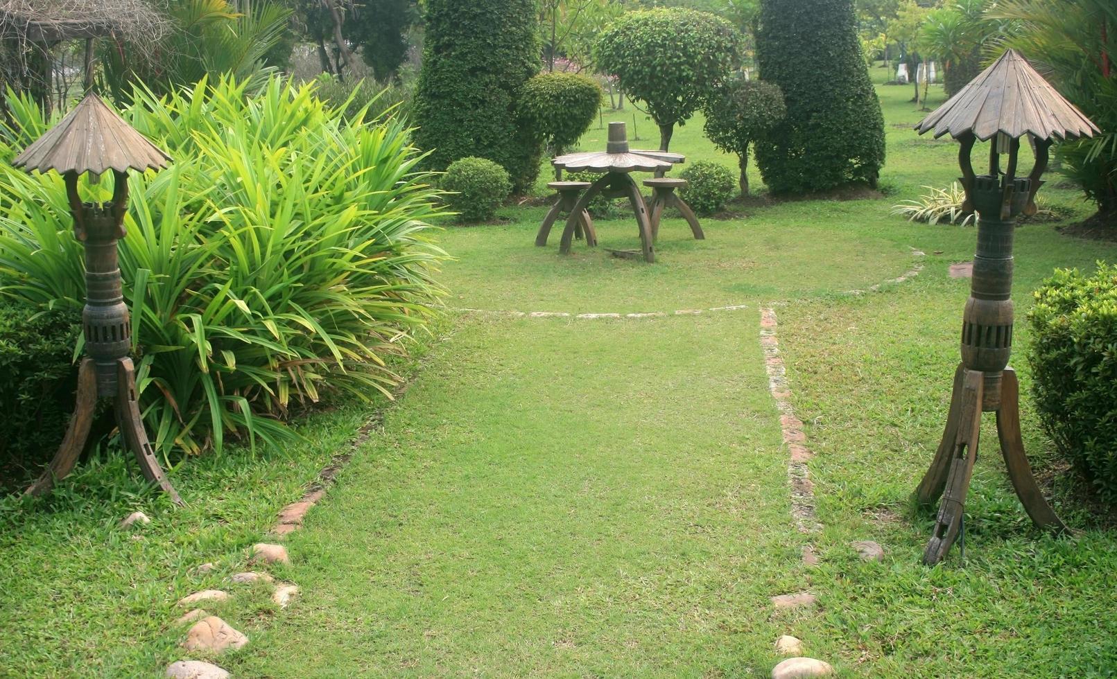 Thailand, 2020 - Tisch und Stühle im Garten foto