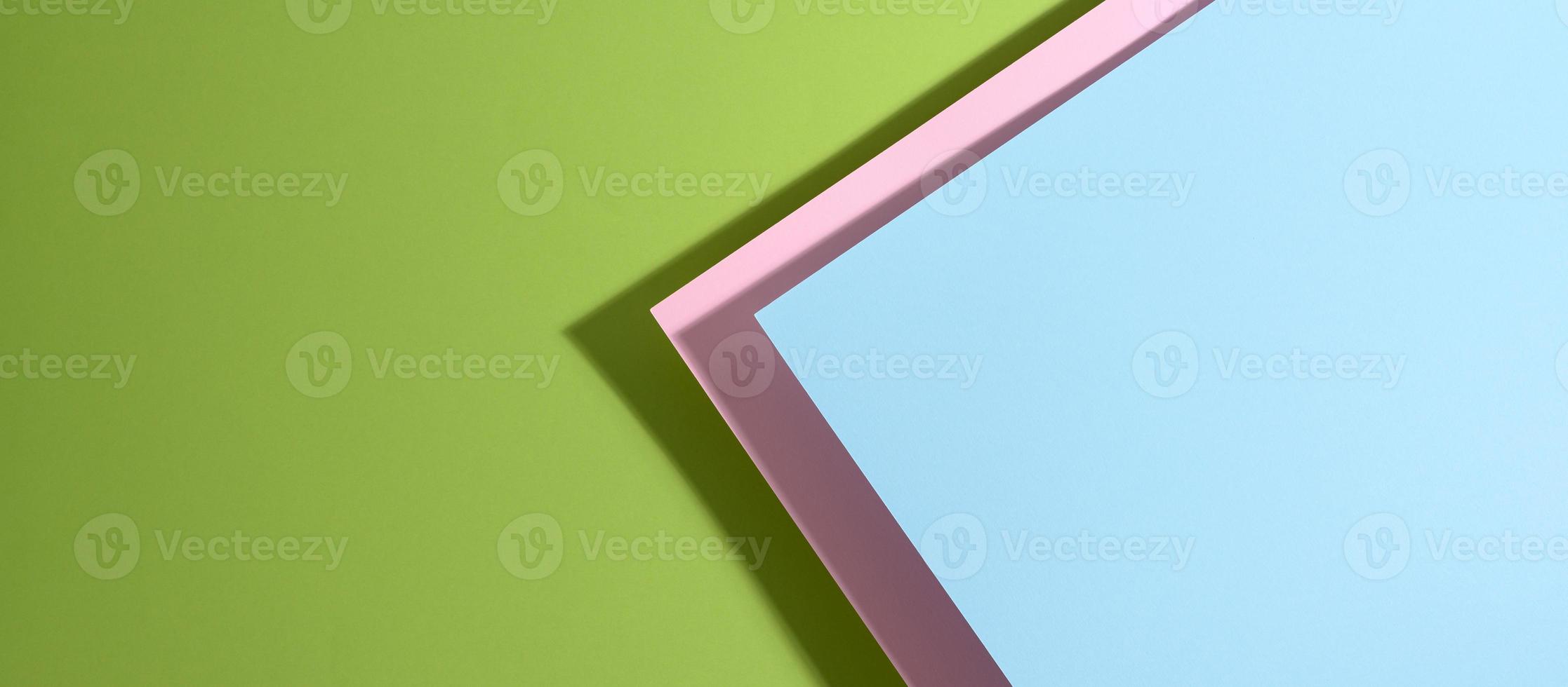 Moderne hellgrüne Hintergrundbanner mit blauen und rosafarbenen Papierbögen mit Schatten. abstrakter Hintergrund mit Leerzeichen foto