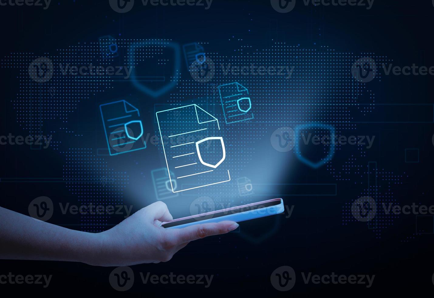 Hand mit Smartphone, Dokumentsymbole mit Schutz personenbezogener Daten sichern den globalen Informationsaustausch im Internet foto