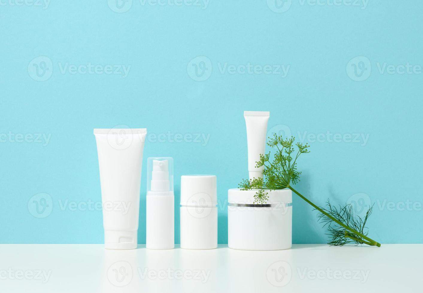 leere weiße plastikrohre und gläser für kosmetik. Verpackung für Creme, Gel, Serum, Werbung und Produktwerbung, Attrappe foto