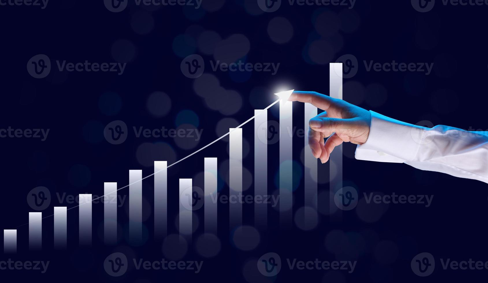 holografisches Diagramm mit wachsenden Indikatoren und der Hand einer Frau. geschäftswachstumskonzept, profitabler start, profitable geschäftsstrategie foto