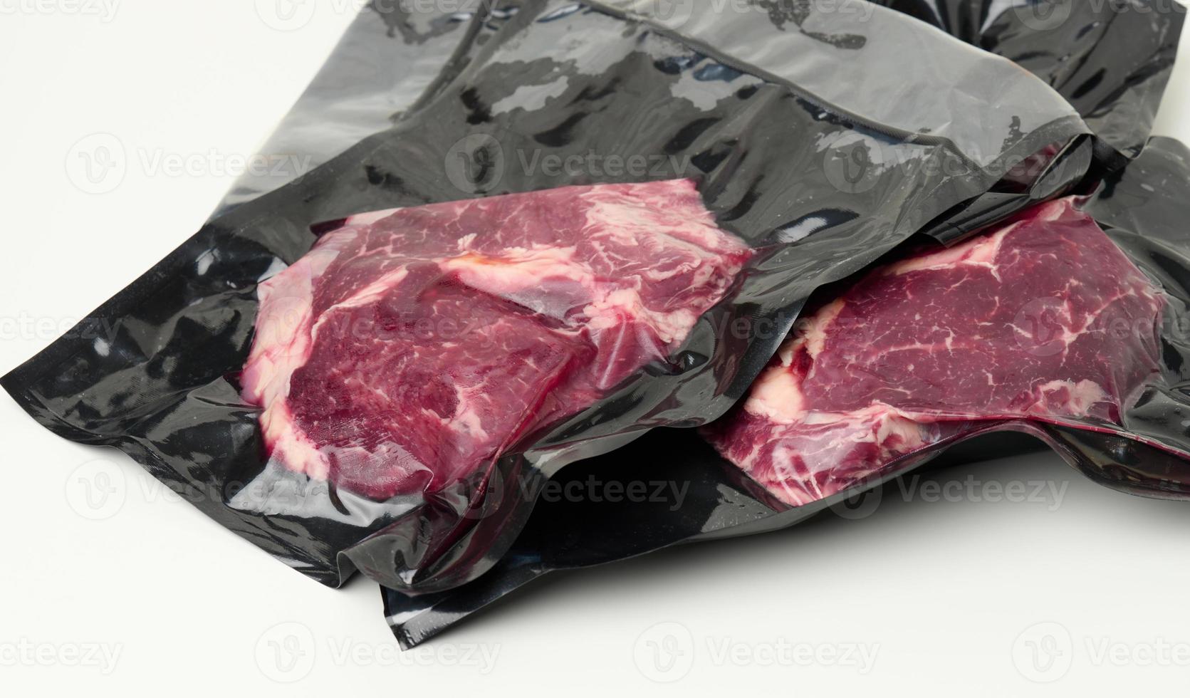 Stück frisches Rindfleisch, verpackt in einem Vakuum-Plastikbeutel, Ansicht von oben foto