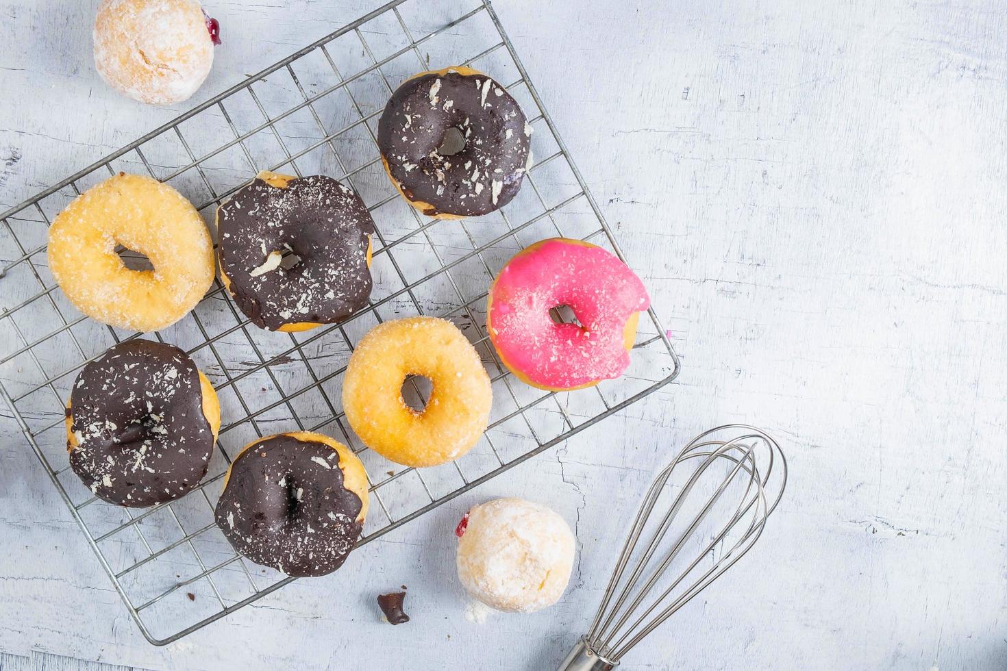 Donuts auf einem weißen Holzhintergrund foto