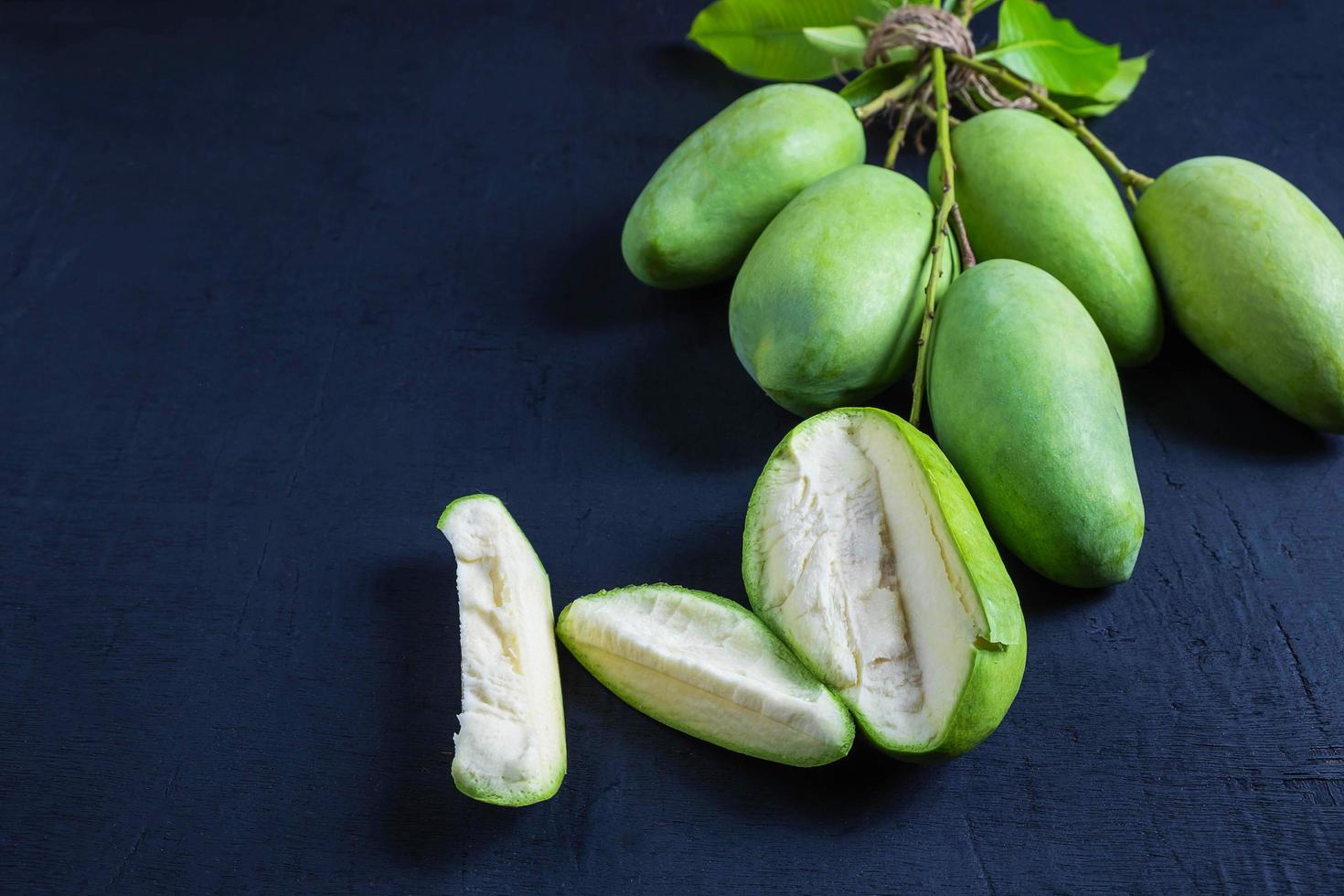 grüne Mango auf dem Tisch foto