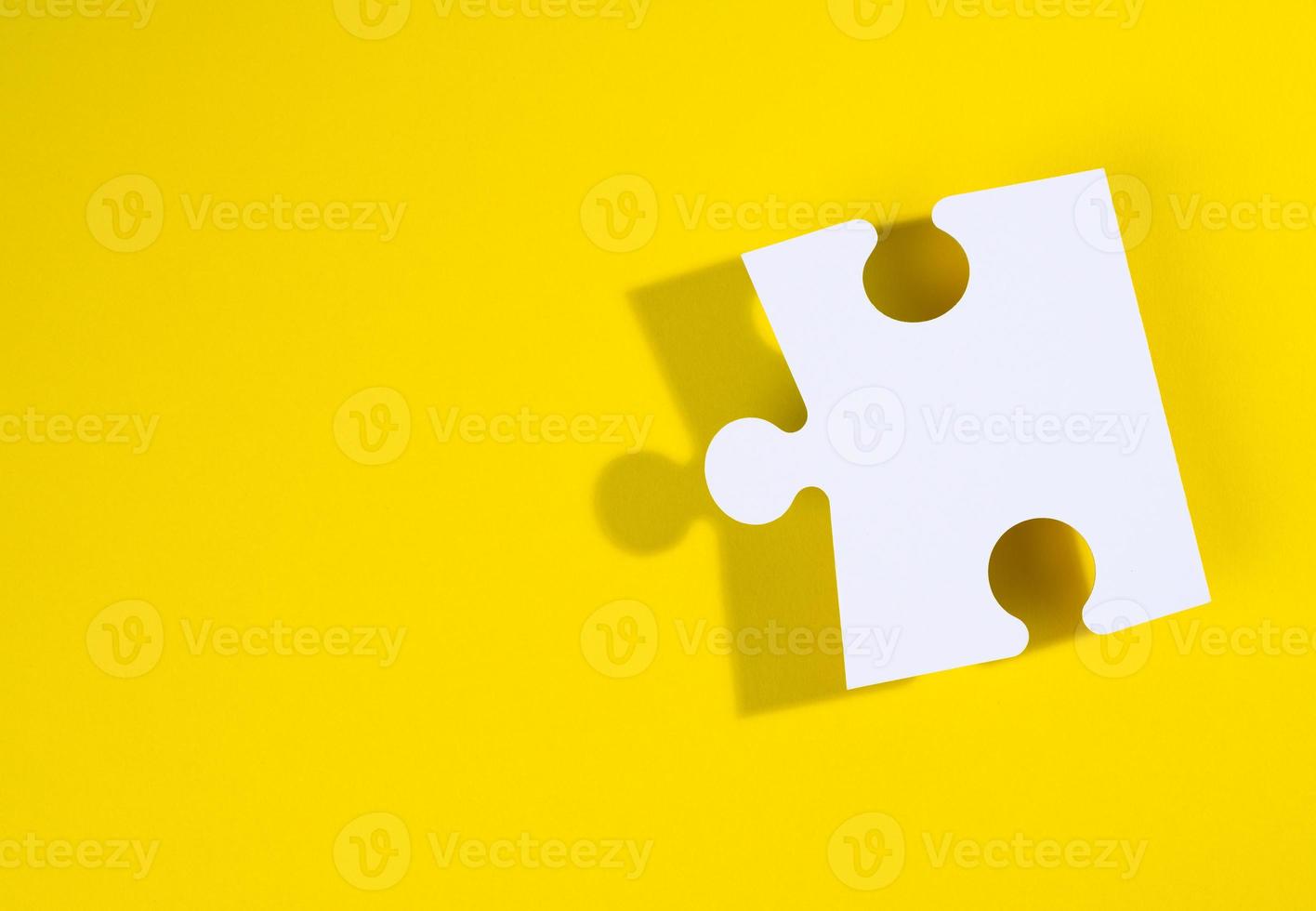 großes leeres weißes papierpuzzle mit schatten auf gelbem hintergrund, draufsicht foto