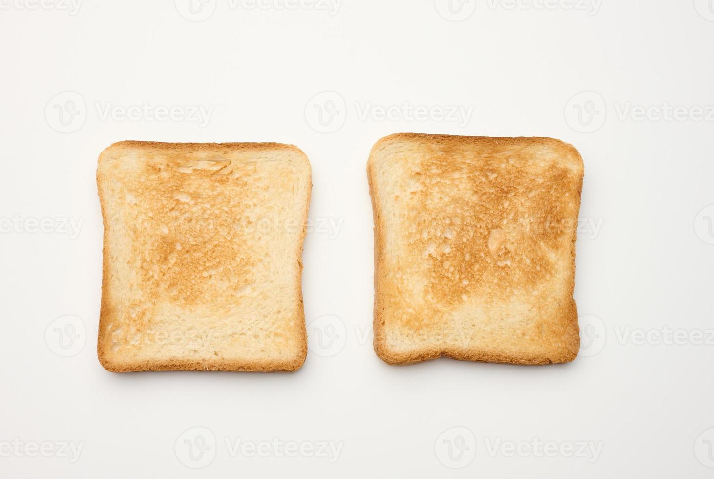 Quadratische Brotscheiben aus weißem Weizenmehl, geröstet im Toaster, Draufsicht foto